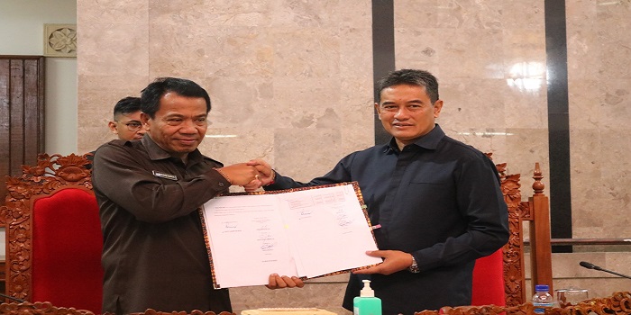 Ketua DPRD Buleleng Gede Supriatna (kanan) menyerahkan pengesahan Rancangan Peraturan Daerah (Ranperda) menjadi Perda, kepada Pj. Bupati Buleleng, Ketut Lihadnyana (kiri).
