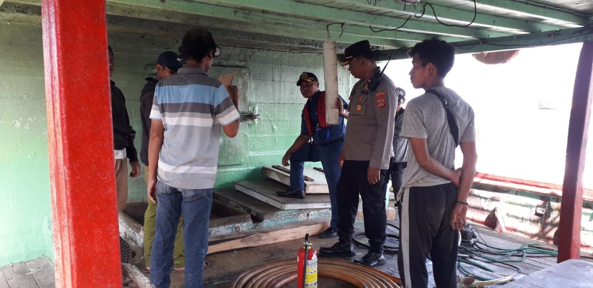 NAHAS: Kondisi KM Bina Sejati terbakar diperiksa oleh polisi.