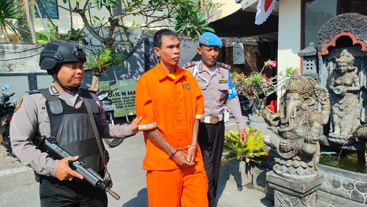 TAK KAPOK: Polisi menggelandang I Nyoman Karma, residivis spesialis pencurian hewan pelilharaan 24 Juli 2023.