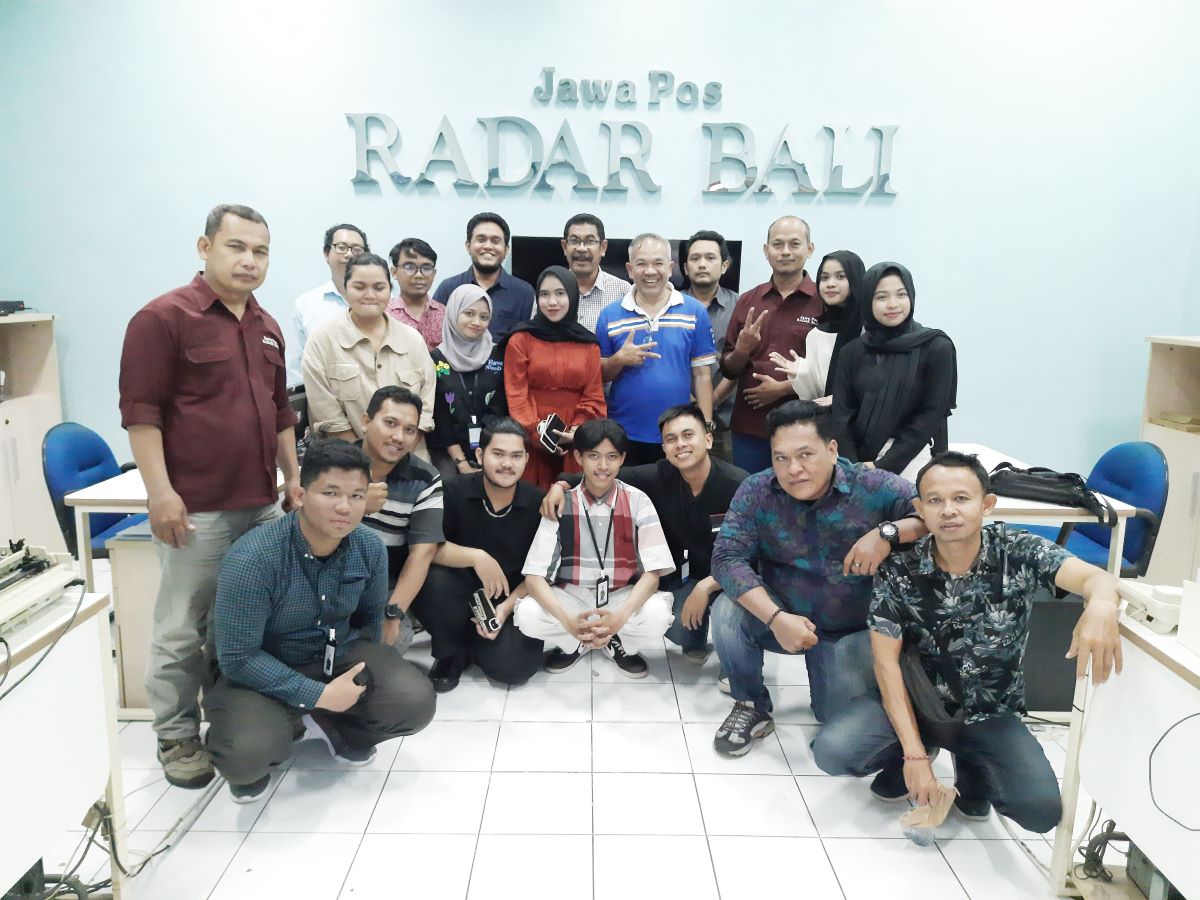 BAGI PENGALAMAN: Motivator Nasional Dr Aqua Dwipayana (berdiri lima dari kanan) bersama Direktur Jawa Pos Radar Bali Justin M. Herman (berdiri enam dari kanan)