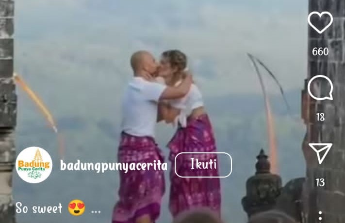ULAH ATAU ACTION?: : tangkapan layar sepasang bule yang berciuman saat berfoto di candi bentar Pura Lempuyang yang terletak di Desa Tribuana, Desa Adat Purwayu, Kecamatan Abang.