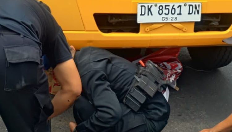 NAHAS: Pengendara Motor Honda vario DK 3896 ACW bernama Indriani di evakuasi petugas dari bawah truk.
