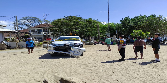 Mobil Mitsubishi Pajero Sport DK 1682 QJ yang dikemudikan WNA asal Irlandia berinisial MRM ditemukan di pantai Sanur.