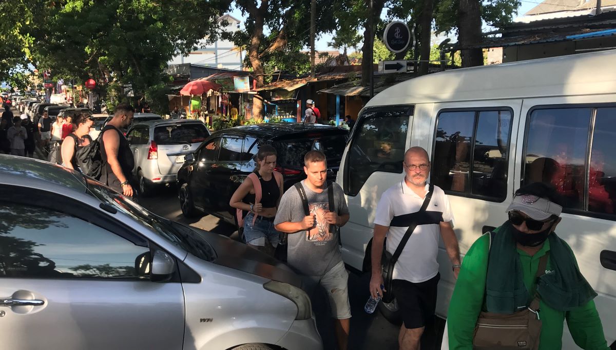 KRODIT TIAP HARI: Sejumlah wisatawan melintas di jalan Matahari Terbit, ditengah arus kendaraan yang macet Kamis, 27 Juli 2023