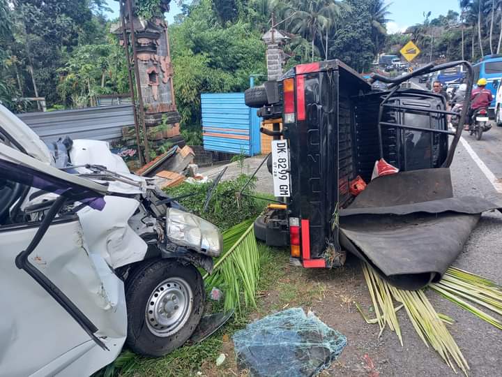 RINGSEK: Kondisi mobil pribadi, pikup yang dihantam truk lantaran tak kuat menanjak di jalan Denpasar - Gilimanuk.