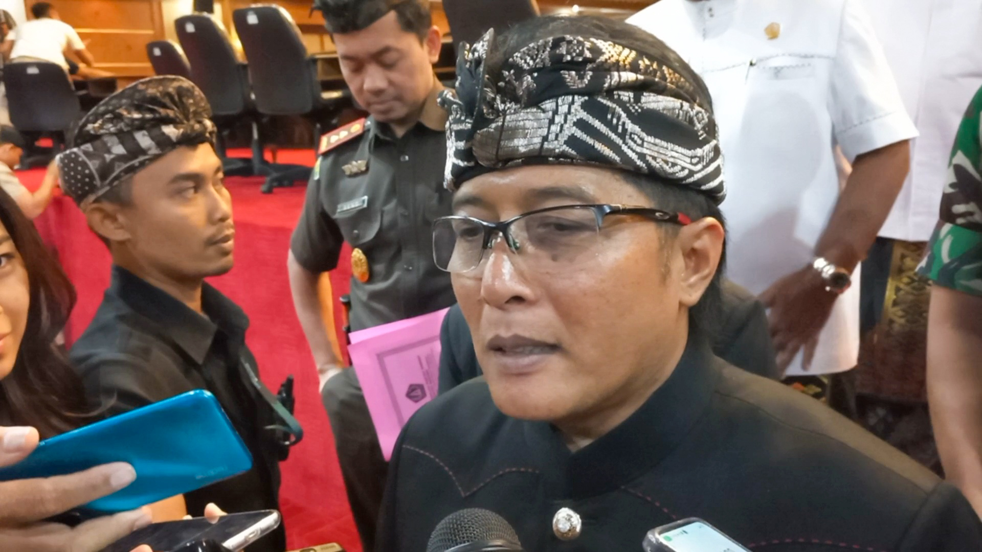 BELUM BERLANJUT: Bupati Badung I Nyoman Giri Prasta usai sidang di DPRD Badung, Rabu 26 Juli 2023.
