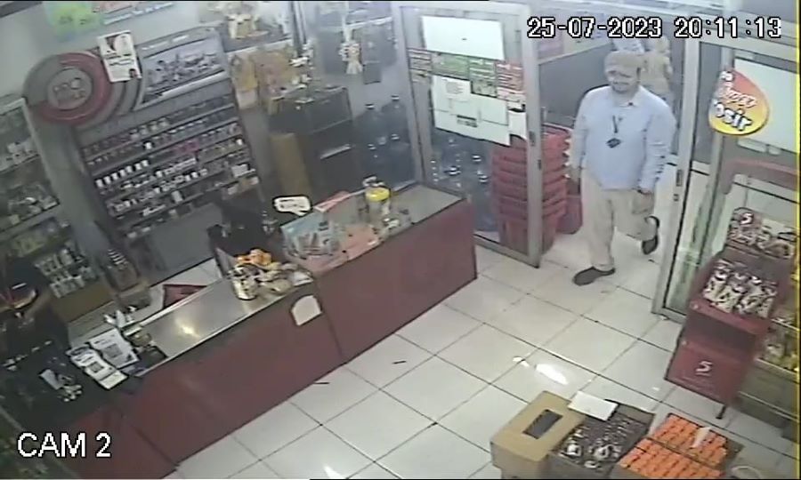 TEREKAM CCTV: Seorang Warga Negara Asing (WNA) saat masuk pintu Toko Modern di Marga Tabanan terekam CCTV