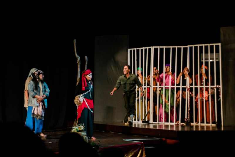 SAMPAIKAN KRITIK SOSIAL : Pertunjukan Sanggar Teater Agustus di Gedung Ksirarnawa, Taman Budaya Bali, Art Center Denpasar.