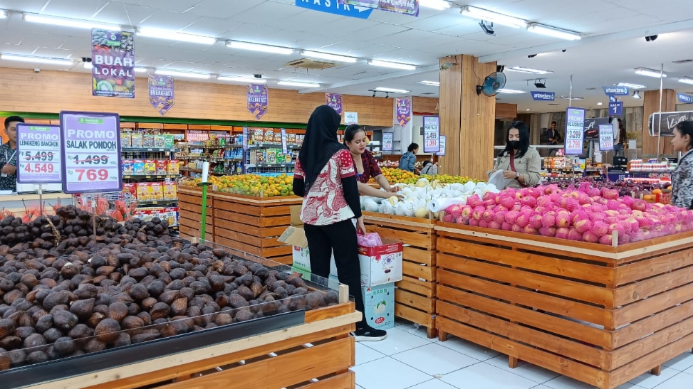 BANYAK PILIHAN: Pelanggan berbelanja buah untuk persiapan Hari Raya Sugihan di artasedana Sesetan, Denpasar (26/7/2023). (artasedana)