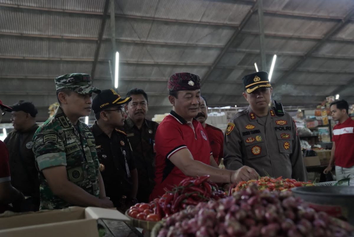 CEK HARGA: Bupati Karangasem I Gede Dana bersama pejabat daerah lain melakukan sidak ke pasar Amlapura monitor harga cabai dan bawang yang naik tajam.