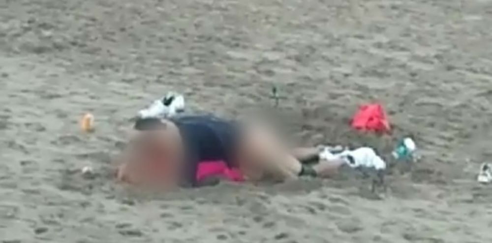 TAK SENONOH: Aksi bule sedang bersenggama diatas pasir diduga di pantai kawasan Canggu.