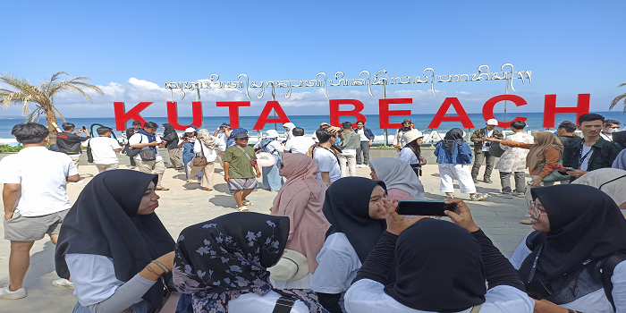 Wisatawan domestik memadati Pantai Kuta.