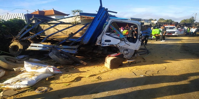 Proses evakuasi kedua truk yang mengalami kecelakaan.