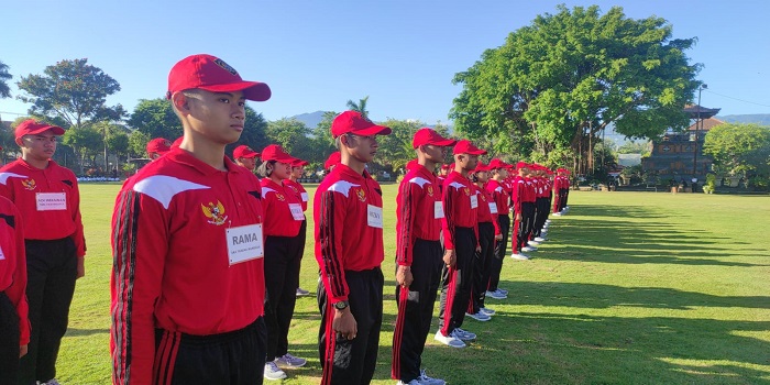 Calon Pasukan Pengibar Bendera Pusaka (Paskibraka) Buleleng, menjalani pelatihan di Lapangan Ngurah Rai, Singaraja.