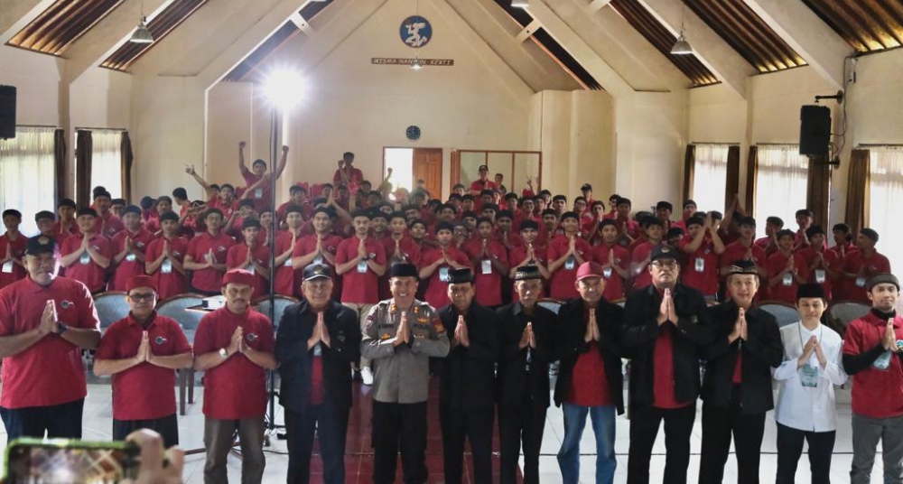 PEMBUKAAN: Kasubdit Bintibsos Polda Bali, AKBP HM Taofiq (tengah) bersama pengurus DPW LDII Bali dan peserta perkemahan CAI 2023 (28/7/2023). (LDII)