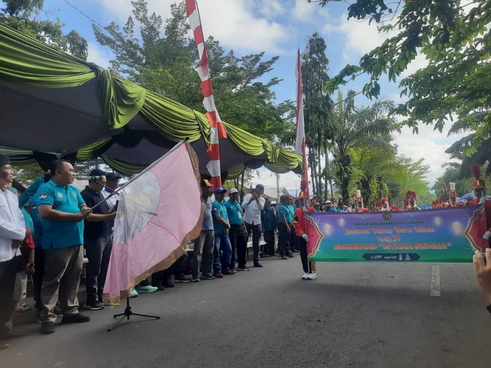START: Bupati Jembrana I Nengah Tamba melepas lomba Street Parade Drum Band Dan Musik Islami yang digelar Kemenag Jembrana, Minggu (30/7/2023). (M. BASIR / RADAR BALI)