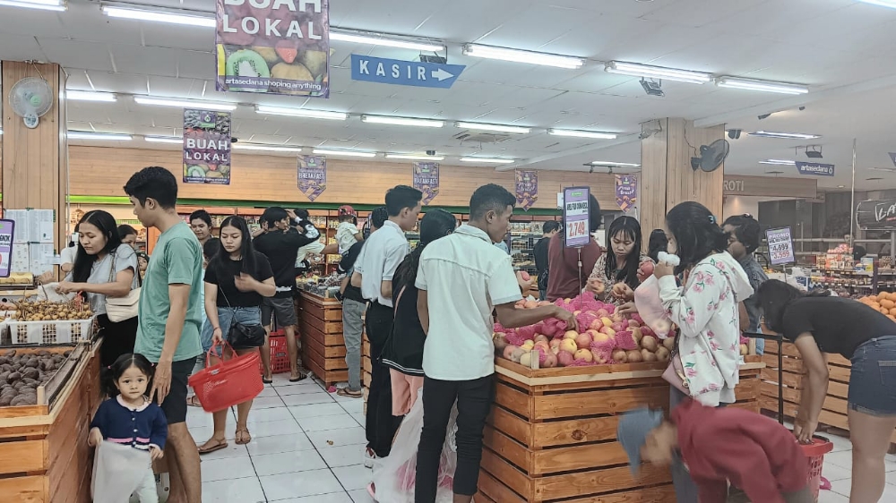 UNTUK HARI RAYA: Area buah artasedana Sesetan dipenuhi oleh para pelanggan yang beramai-ramai mencari buah murah, Minggu (30/8/2023). (artasedana Sesetan)