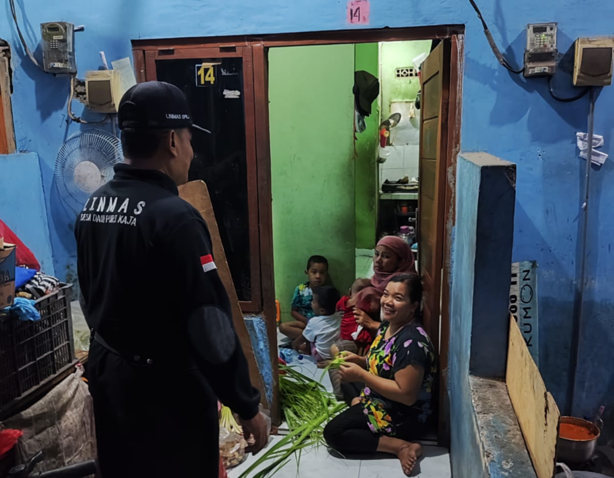 TERTIB KEPENDUDUKAN: Aparat sedang melakukan sidak kependudukan di rumah warga Dusun Wanasari Denpasar