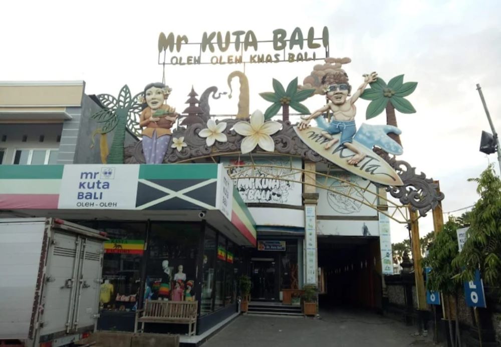 DIBOBOL MALING: Toko oleh-oleh khas Bali Mr. Kuta yang diobok-obok maling.