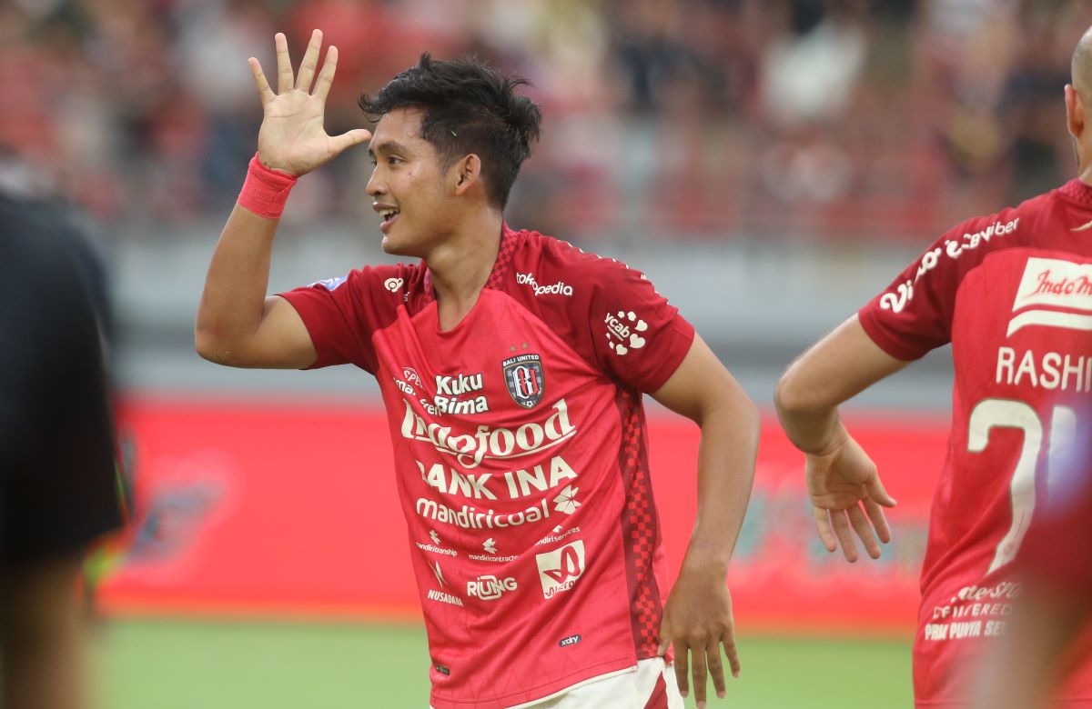 SELEBRASI: Pemain gelandang Bali United Kadek Agung merayakan golnya setelah menjebol gawang  dewa united di dipta Sabtu, 29 Juli 2023.