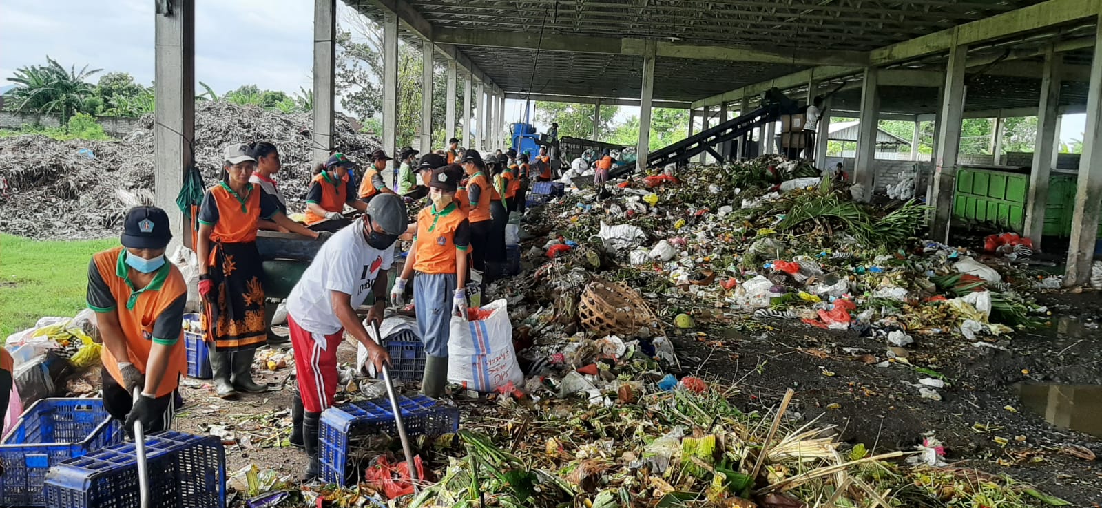LEBIH SIGAP: Para petugas pemilahan sampah tengah berjibaku memilah sampah di TOSS Center Klungkung (30/7/2023).