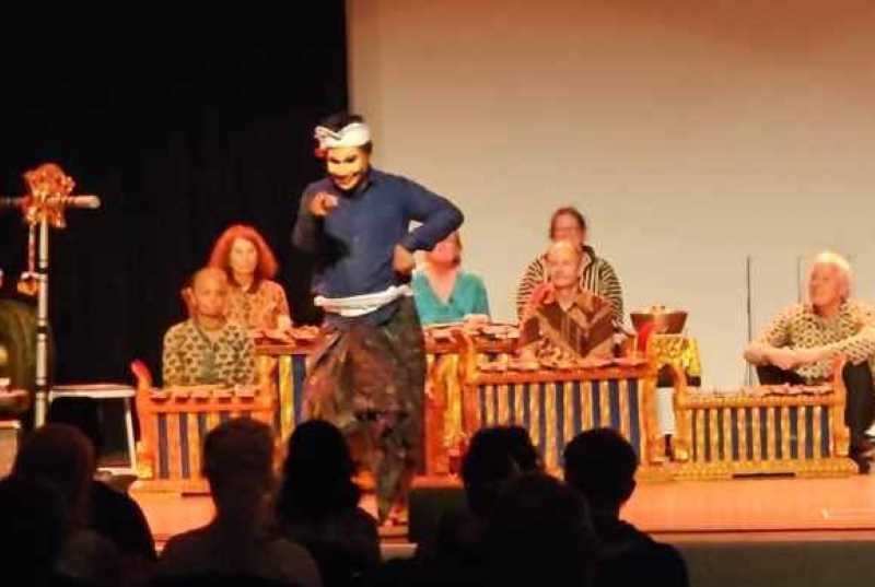 TAMPIL BEDA : Gamelan mulut dengan kekhasannya mampu tampil memikat keliling Eropa.