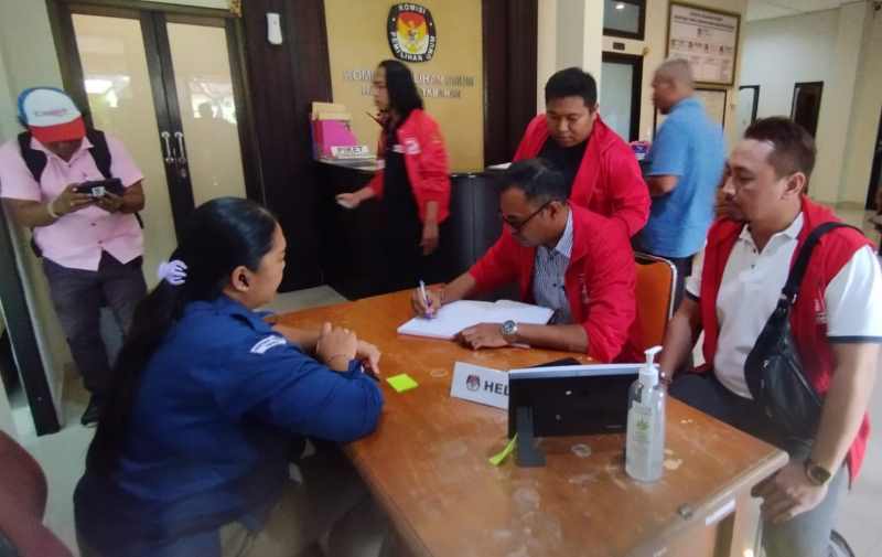 LENGKAPI SYARAT : PSI Tabanan yang mendaftarkan dan melengkapi persyaratan dari para bacaleg di Kantor KPUD Tabanan.