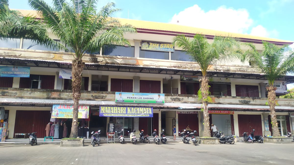 REVITALISASI: Pasar Ijo Gading Negara, Jembrana secara bertahap pedagang sudah pindah sementara ke lokasi yang baru.
