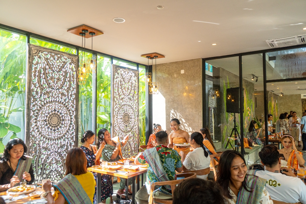 RESTORAN INSTAGENIC: Bangunan Modern dengan Sentuhan Etnik Ciptakan Vibes Unik. Abadikan Moment Seru Berkunjung ke Paed Thai Cuisine Sanur. (Inive Resto)