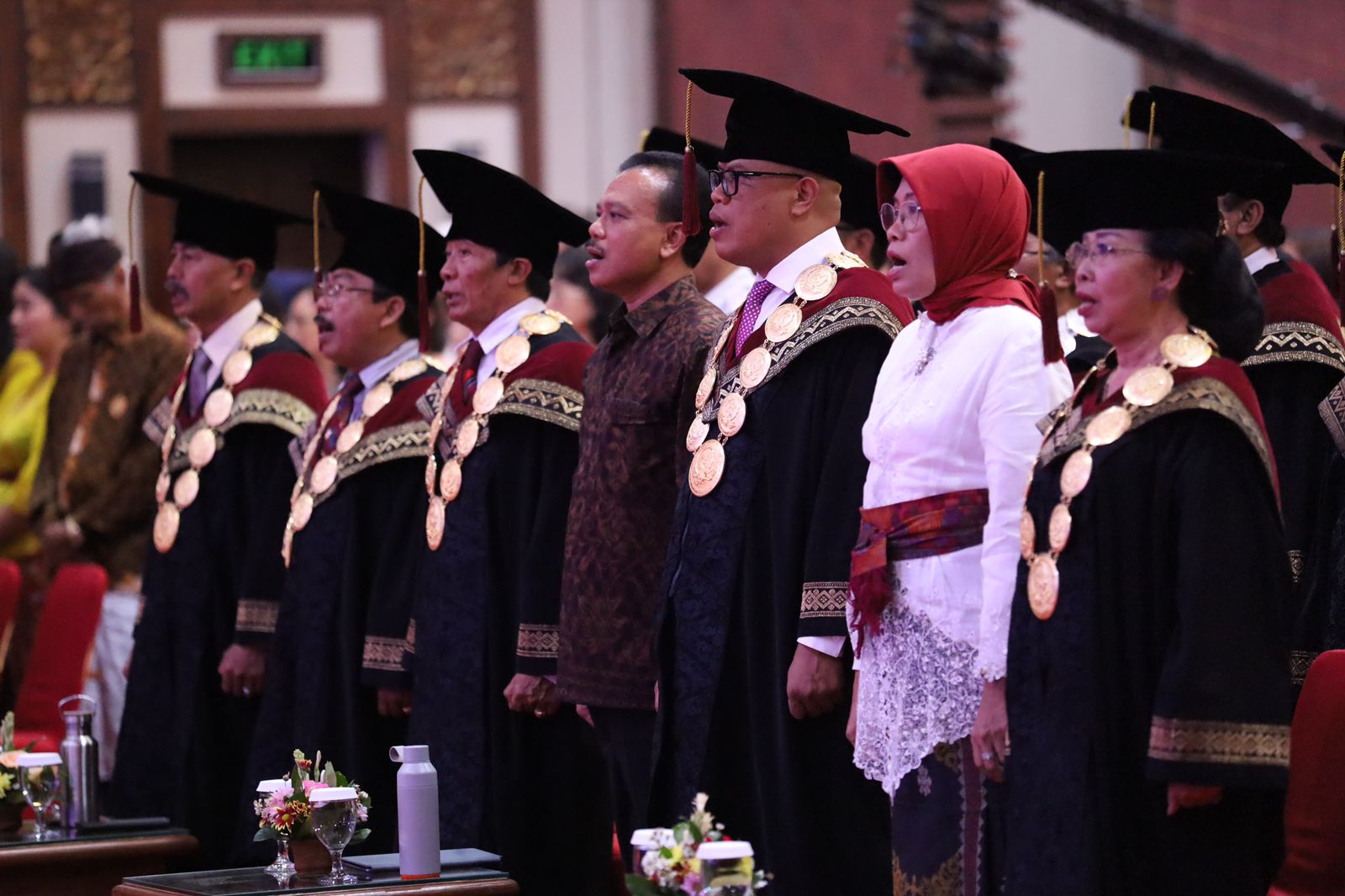 NAIK KELAS: Rektor ISI Denpasar, Prof. Dr. Wayan &lsquo;Kun&rsquo; Adnyana saat mewisuda 34 lulusan sarjana dan sarjana terapan juga 42 wisudawan master dan doktor di perayaan Dies Natalis XX.