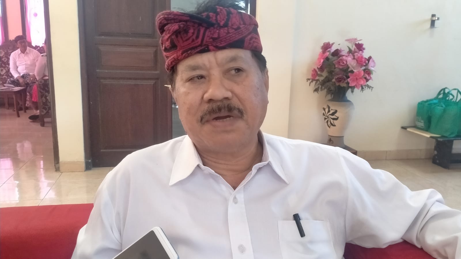 KRITISI BUPATI: Ketua DPRD Tabanan I Made Dirga pertanyakan Perda yang tak ada Perbupnya