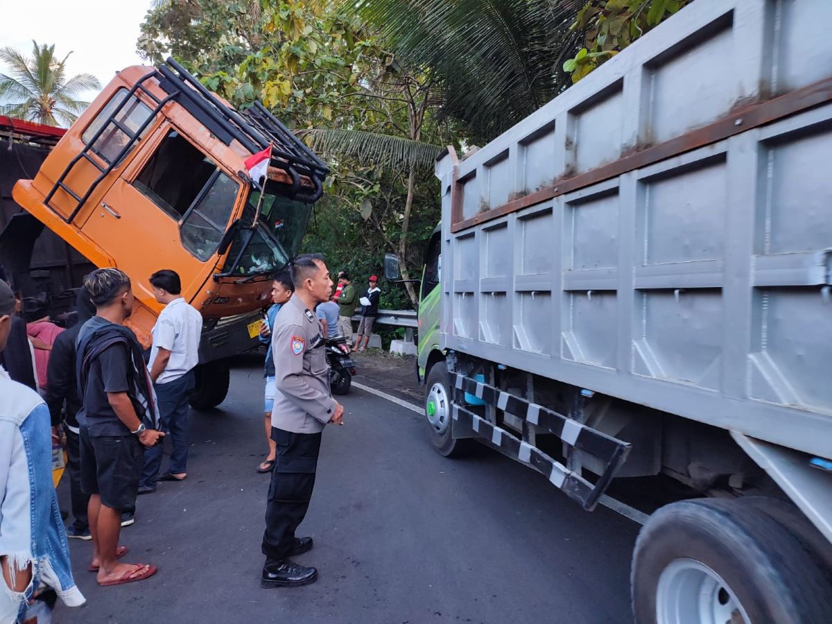 OVER KAPASITAS: Kondisi truk bermuatan besi seberat 23 ton di Jalur tengkorak yang tidak kuat menanjak