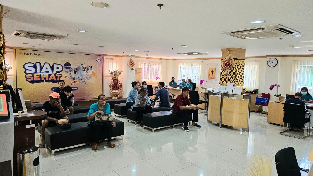 SETIAP AWAL BULAN: Suasana layanan di Bank KB Bukopin Denpasar, Selasa (1/8/2023). (Radar Bali Photo)