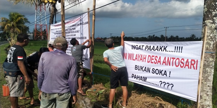 Sejumlah warga di Banjar Dinas Gulingan, Desa Antosari, Selemadeg Barat yang memasang baliho jumbo mempertanyakan kejelasan proyek tol Gilimanuk-Mengwi.