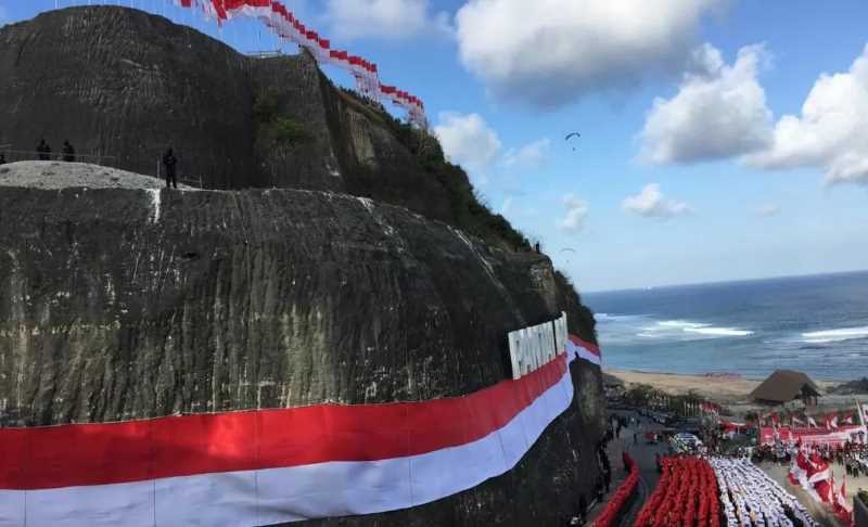 FENOMENAL : Bendera Merah Putih ukuran raksasa dipasang di Pantai Pandawa 2017 lalu. (foto: dok.radar bali)