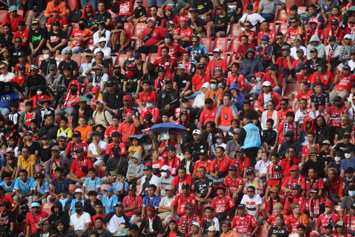 DUKUNGAN PENUH: Suporter Bali United di tribun timur, saat Serdadu Tridatu menjamu Dewa united di Stadion Kapten I Wayan Dipta, 29 Juli 2023.