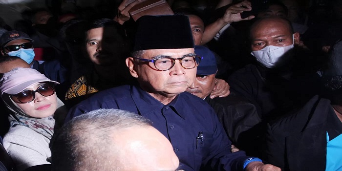 Pimpinan pondok pesantren Al Zaytun, Panji Gumilang ditetapkan sebagai tersangka kasus penodaan agama dan langsung ditahan.