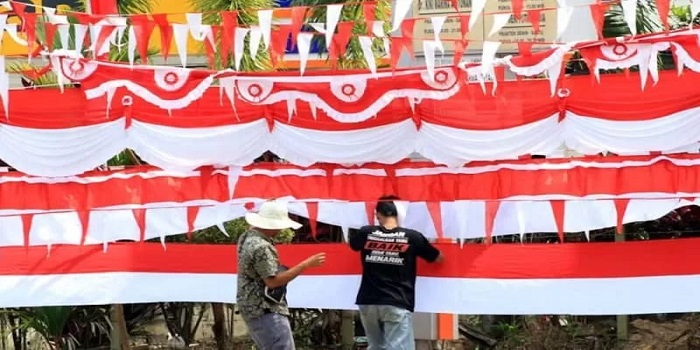 Pedagang bendera menyusun bendera di Sagulung, Senin (3/8). Pedagang bendera dadakan musiman seperti ini banyak ditemukan di tepi jalan menyambut HUT RI ke-75.