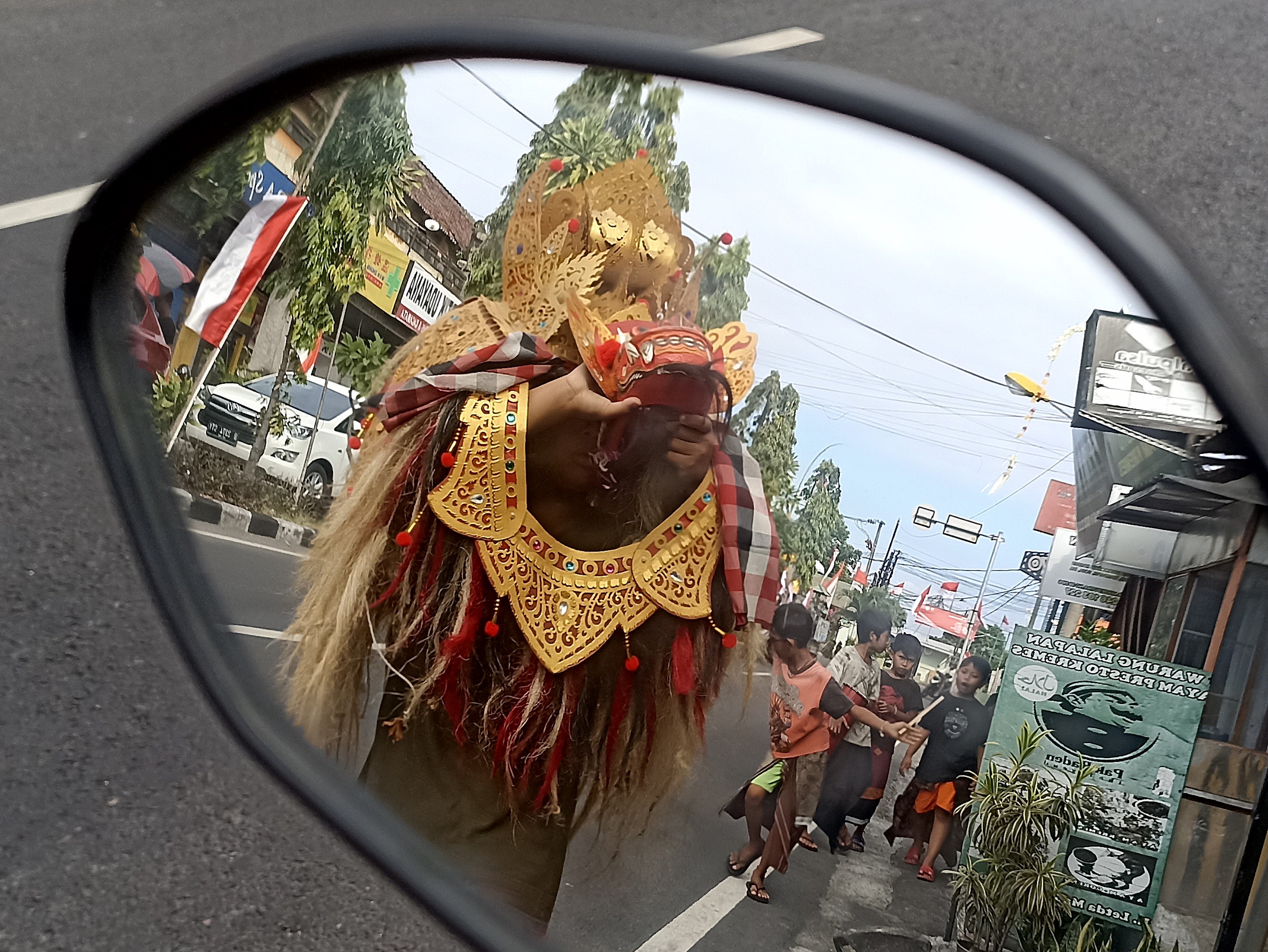 BARONG KELILING : Tradisi mengamen barong dilakoni anak-anak di kawasan Jalan Kapten Japa, Denpasar.