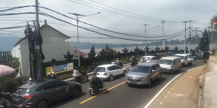 Kendaraan tampak mengaular memasuki lokasi wisata di Puncak Bedugul, Baturiti Tabanan.