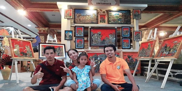 Made Wijana (paling kanan) di stand lukis wayang kaca saat Pameran IKM Bali Bangkit belum lama ini.