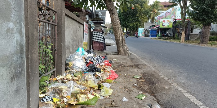 Tumpukan sampah yang terlihat di Jalan Nenas, Karangasem.