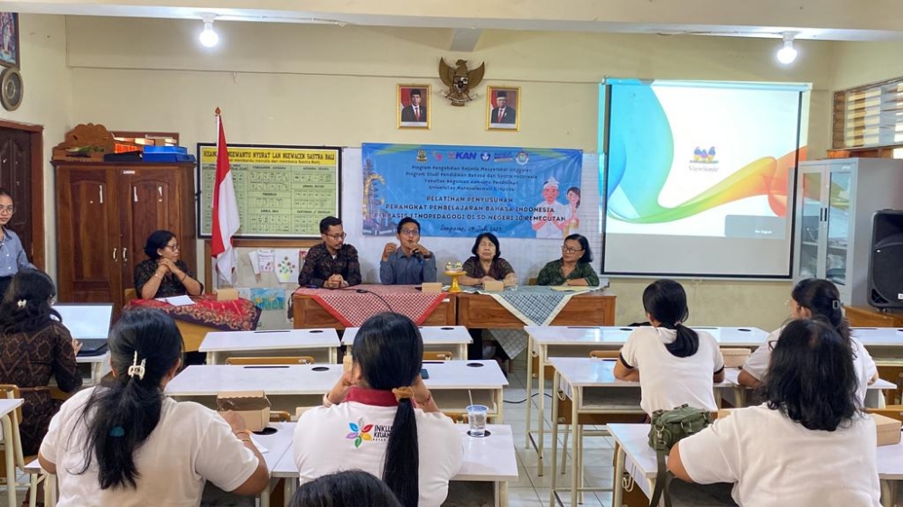 GELAR PKM: Dosen PBSI FKIP Unmas Denpasar dan Guru SD Negeri 10 Pemecutan Denpasar melaksanakan kegiatan sosialisasi dan pendampingan. (Radar Bali Photo)