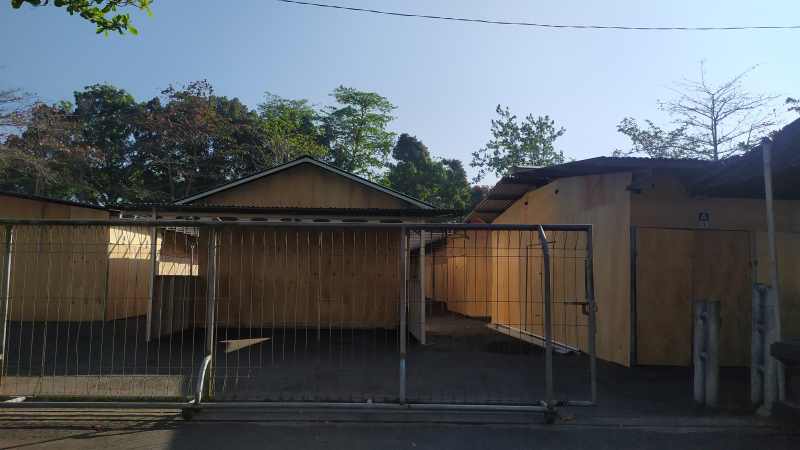CARI SOLUSI IDEAL : Areal parkir pemkab Jembrana yang dijadikan tempat relokasi pedagang pasar umum negara.