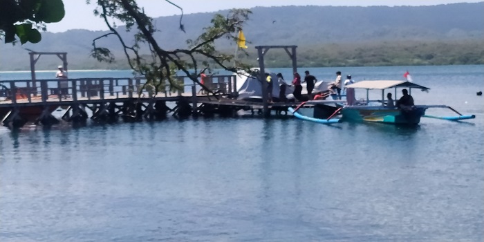 Aktivitas wisatawan yang menggunakan perahu untuk berkeliling pulau-pulau kecil di Teluk Gilimanuk