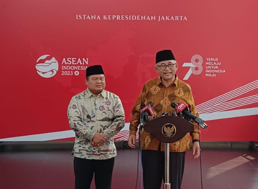 BERTEMU PRESIDEN: Ketua Umum DPP LDII, KH Chriswanto Santoso (kanan) didampingi Sekretaris Umum, Dody Taufik Wijaya memberi keterangan pada media usai bertemu Presiden Jokowi, Kamis (3/8).