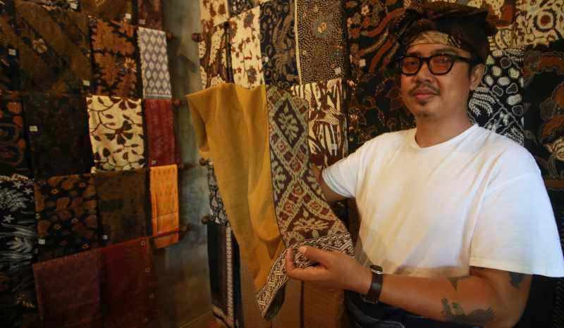 SELALU TUMPAH RUAH : Tumpah ruah warga menikmati mandi di pantai bersama-sama, di Pantai Sanur, Denpasar.