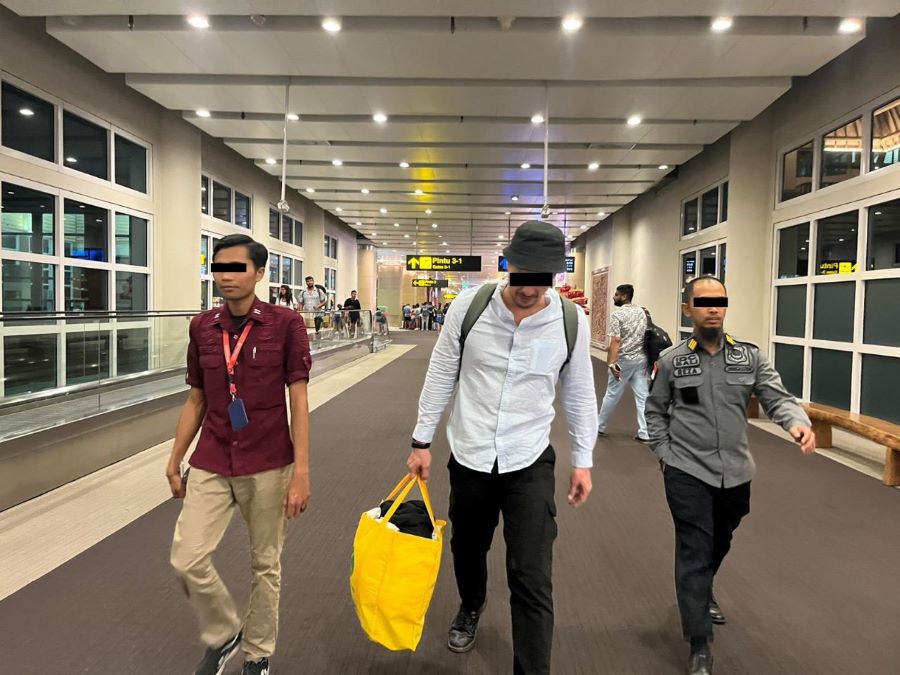 DIUSIR: WNA Jerman berinisial BLB, 40, di kawal hingga Terminal Keberangkatan Bandara I Gusti Ngurah Rai.