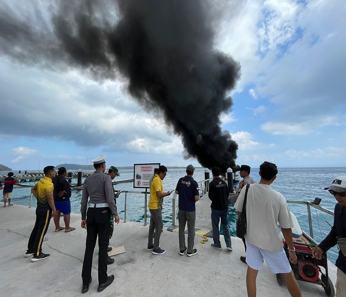 Boat milik jasa snorkling terbakar di Pelabuhan Banjar Nyuh, Desa Ped, Kecamatan Nusa Penida, Jumat (4/8) sekitar pukul 10.45.