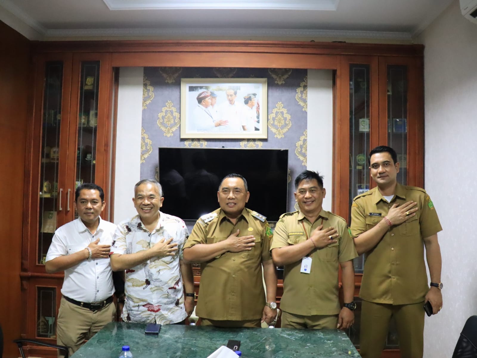 SALAM BAHAGIA: Dr Aqua Dwipayana dan Bupati Jembrana I Nengah Tamba bersama staf dengan pose salam bahagia.(Radar Bali Photo)